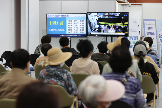 17일 서울 영등포구 영등포아트홀에 마련된 코로나19 예방접종센터에 백신 접종을 마친 시민들이 이상 반응 확인 및 예방접종증명서를 받기 위해 대기하고 있다. 연합뉴스